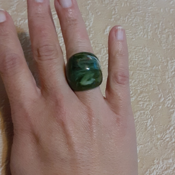 Vintage Mod Domed Lucite Green Marbled Ring size 7 - Picture 5 of 5